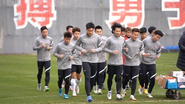 曼联联赛上一轮主场3-2击败阿斯顿维拉，总算结束了各项赛事四场不胜的局面，球队目前在英超积分榜排名第七，名次逐渐有所提升，目前他们也希望能够继续抢分打入欧战区。